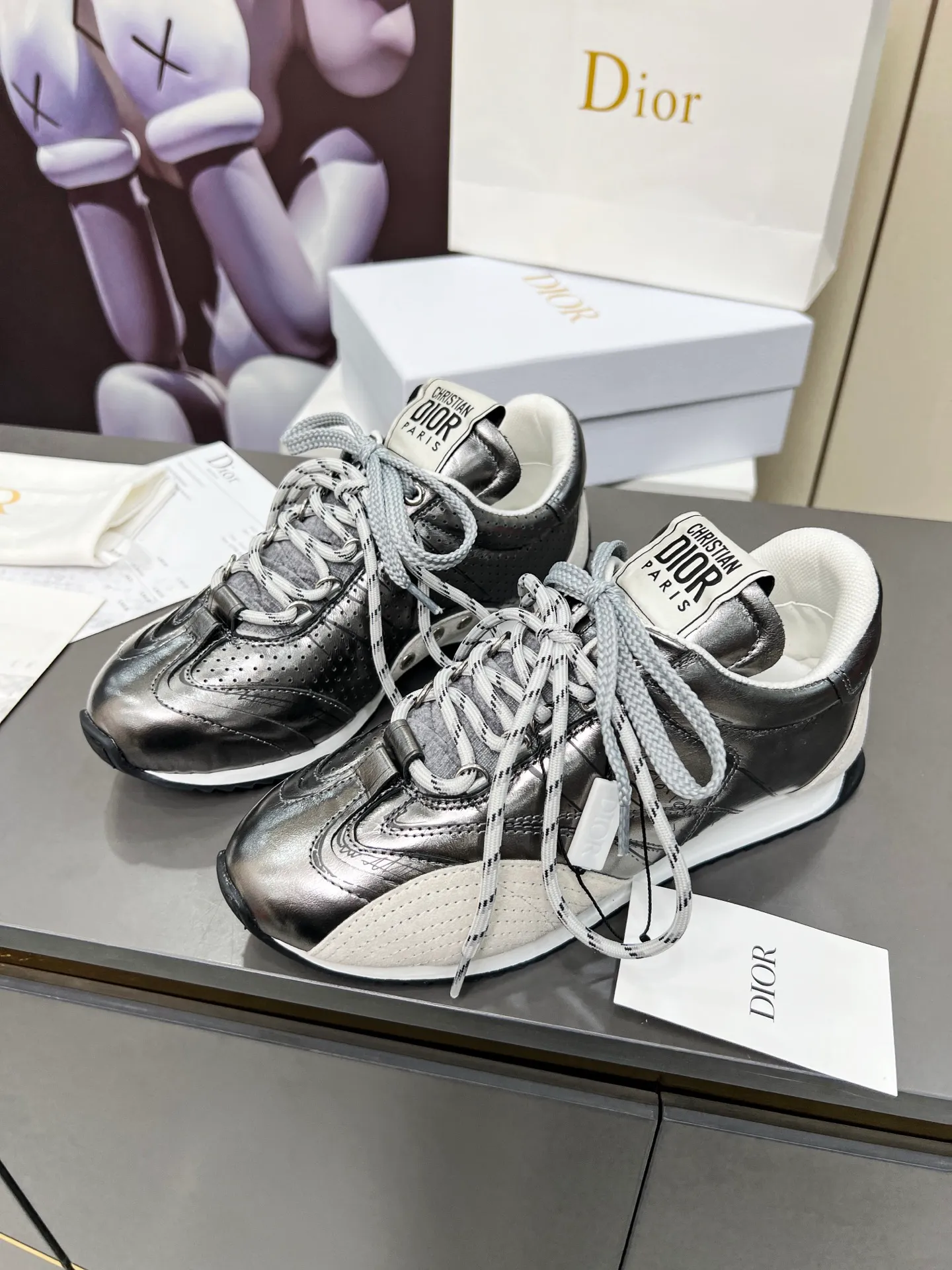 These silver men's shoes 💰580 D-Sketch sneakers are a new product of the 2025 spring and summer ready-to-wear series❤️‍🔥❤️‍🔥❤️‍🔥❤️‍🔥, highlighting the classic retro aesthetics. Crafted from gold-toned crinkled sheepskin and gold-toned laminated calfskin 🌹🌹🌹, it features beige suede calfskin panels and double laces. The side is decorated with a handwritten Christian Dior Men's Shoes 💰aris logo🎆🎆🎆, while the heel and tongue are embellished with Christian Dior Men's Shoes 💰aris logo panels and plaques. Paired with two-color thin rubber soles, they look more refined. Size: 35~41 (men’s model is currently available). Color: black, white, gold, silver.